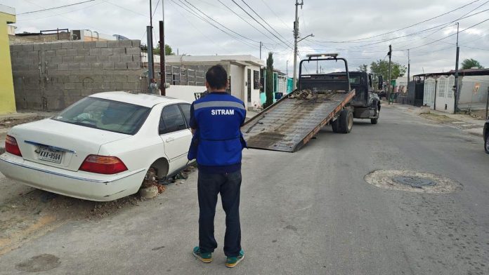 Refuerza SITRAM acciones contra vehículos abandonados