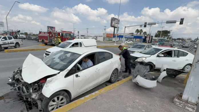 ¡Por dar vuelta prohibida provoca aparatoso choque en Saltillo!