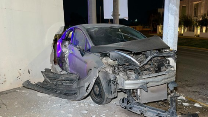 ¡Quedó hecho chatarra! Ebrio destroza su auto tras brutal choque en Saltillo