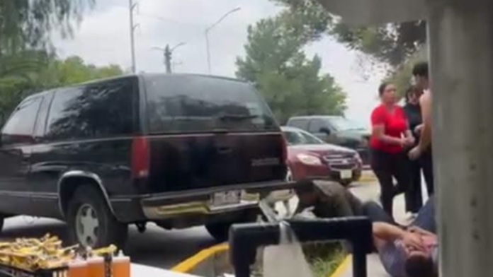 ¡Se dieron con todo! Riña entre comerciantes afuera del CETIS 60 deja dos heridos en Ramos Arizpe