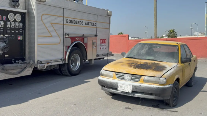 ¡Se lleva un susto bajo el cofre! Auto comienza a arder en pleno periférico de Saltillo