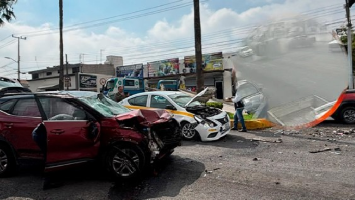 ¡Volcó y golpeó a tres vehículos! Conductora se pasa el rojo y provoca caos en Coss